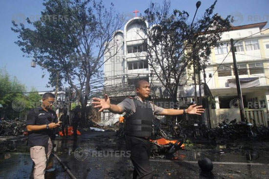 الشرطة الإندونيسية تخلى موقع التفجيرات الانتحارية