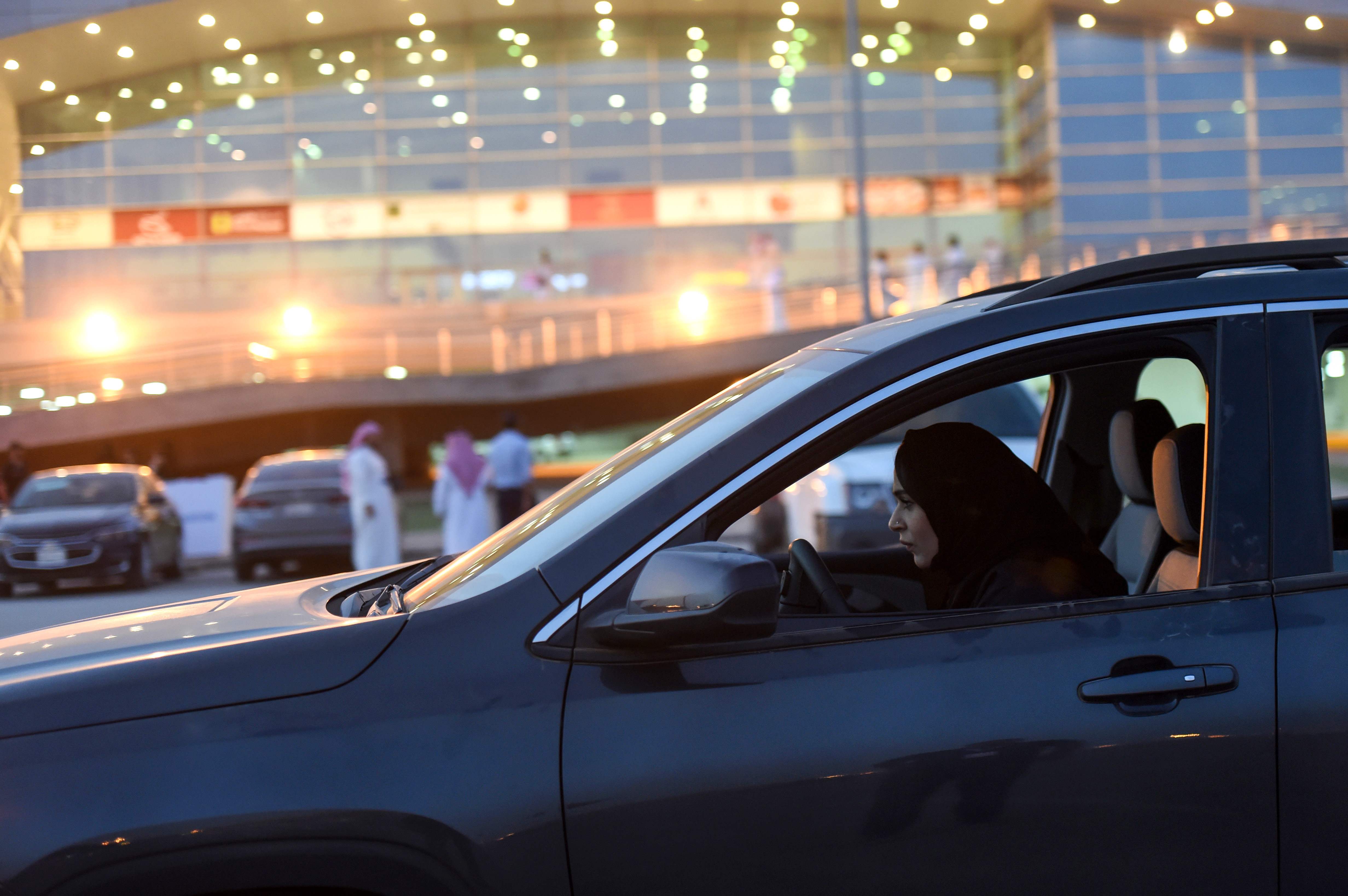 سيدة سعودية تجرب سيارة داخل معرض للسيارات