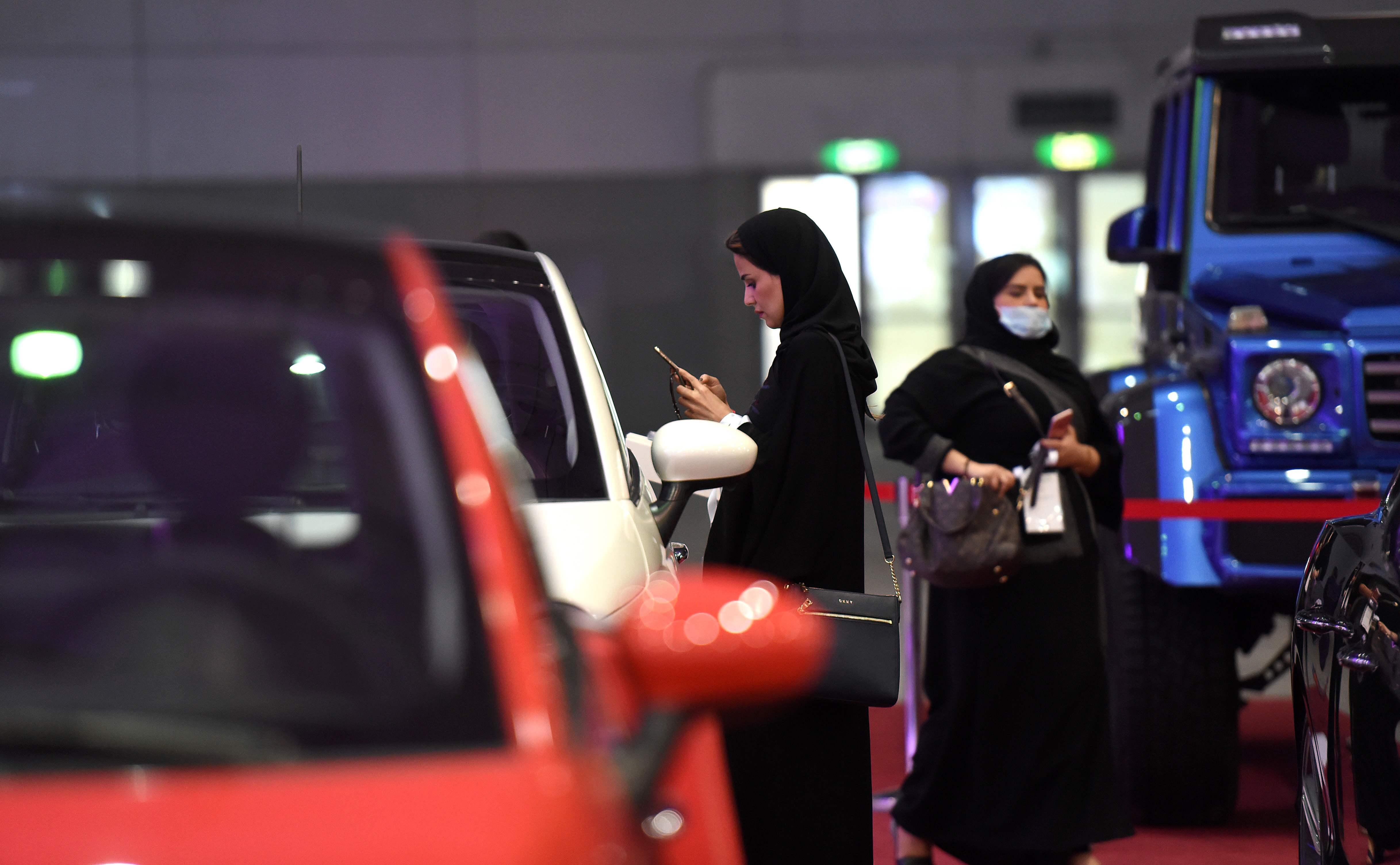 سعوديات داخل معرض بيع سيارات فى الرياض