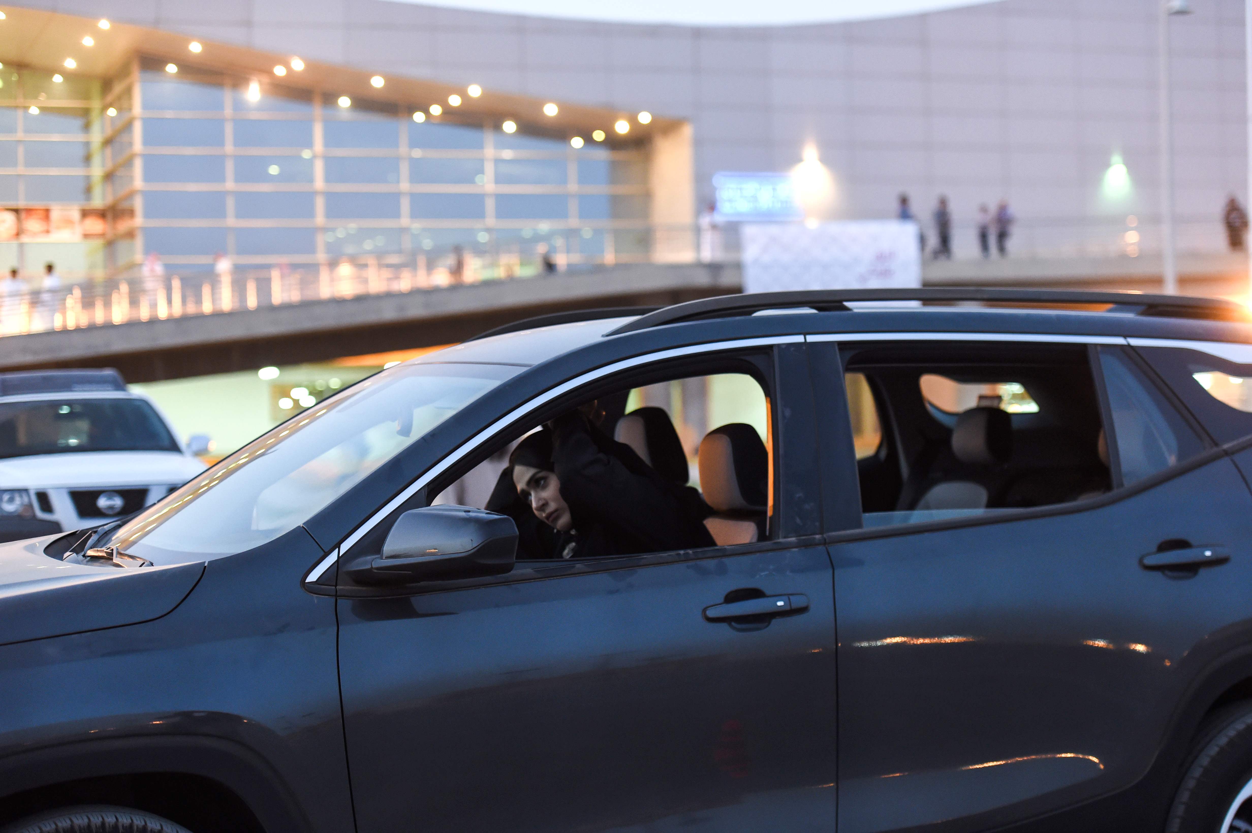 سيدة سعودية داخل إحدى السيارات