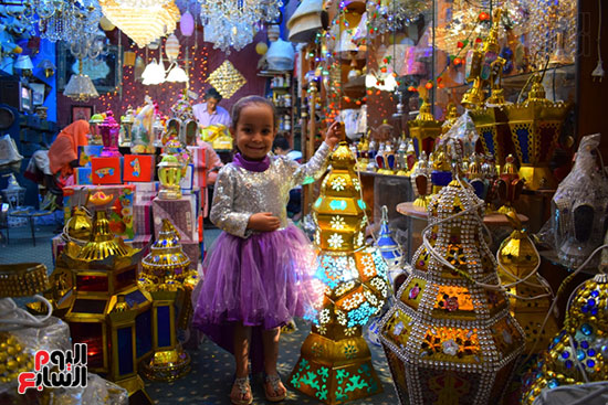              طفلة تساعد جدها فى تجهيز فوانيس رمضان بالأقصر