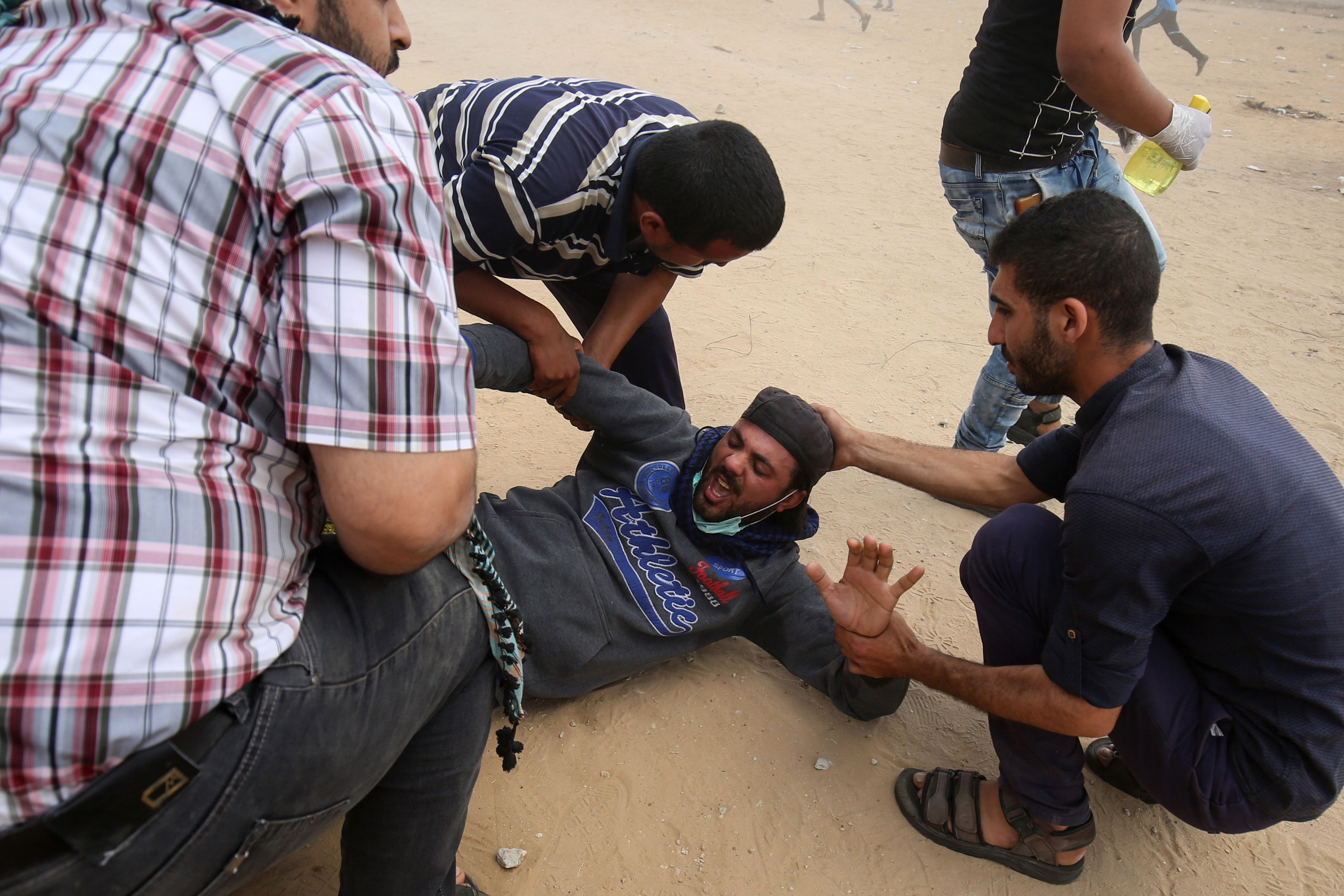 إصابة فلسطينى فى المظاهرات على حدود غزة