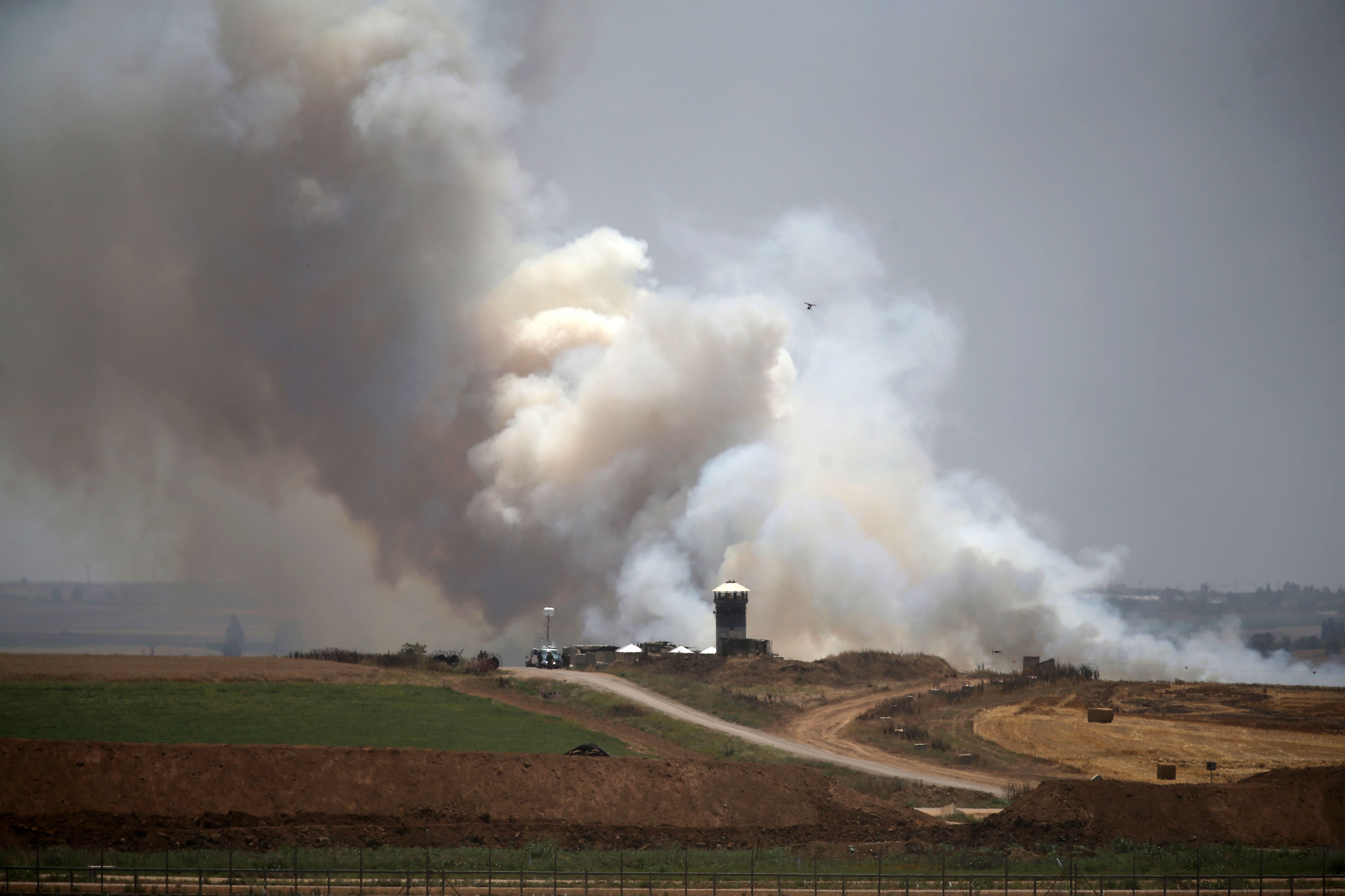 دخان قنابل الغاز الإسرائيلى تغطى سماء حدود غزة