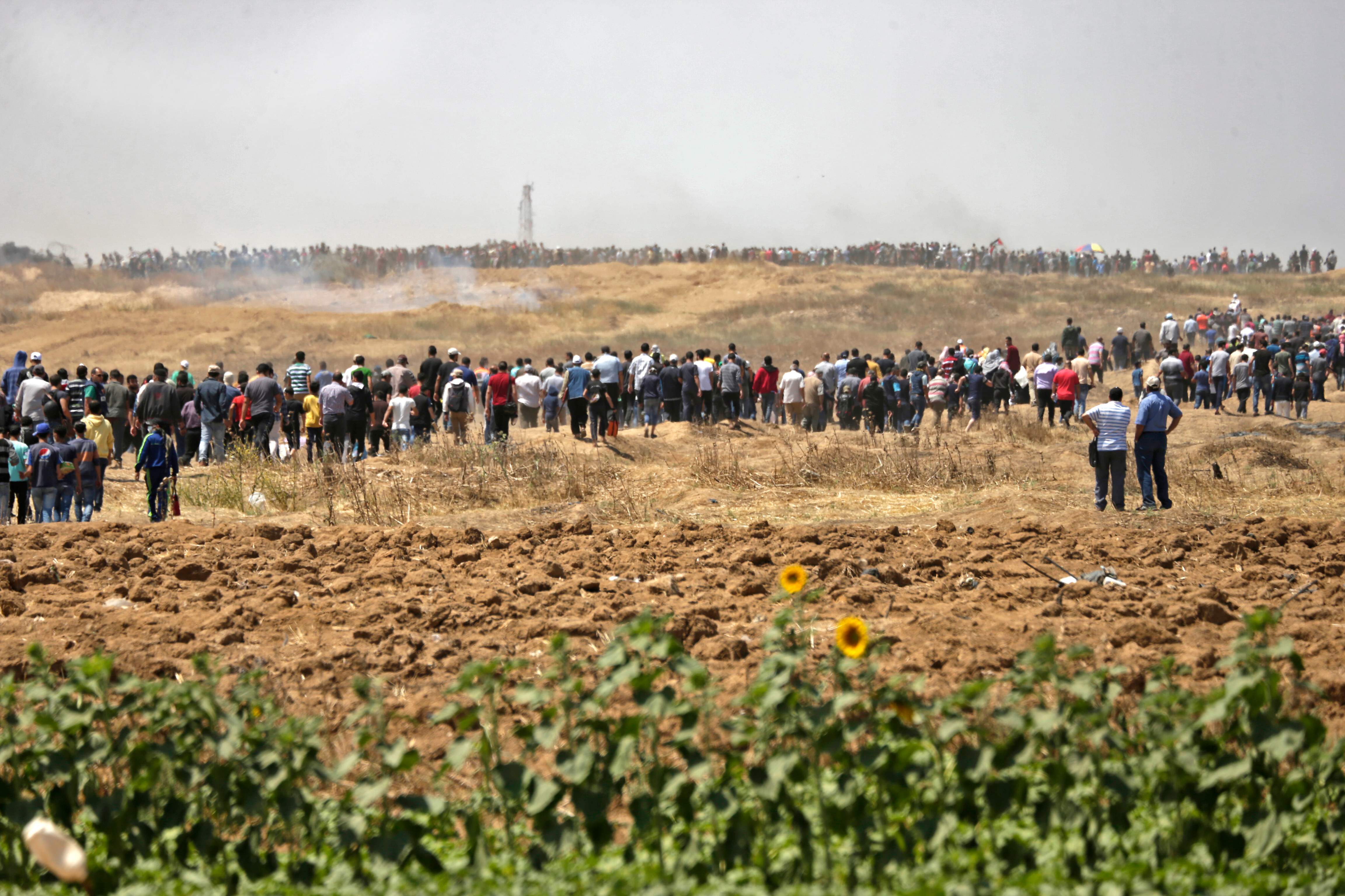 آلاف الفلسطينيين يحتشدون على حدود غزة