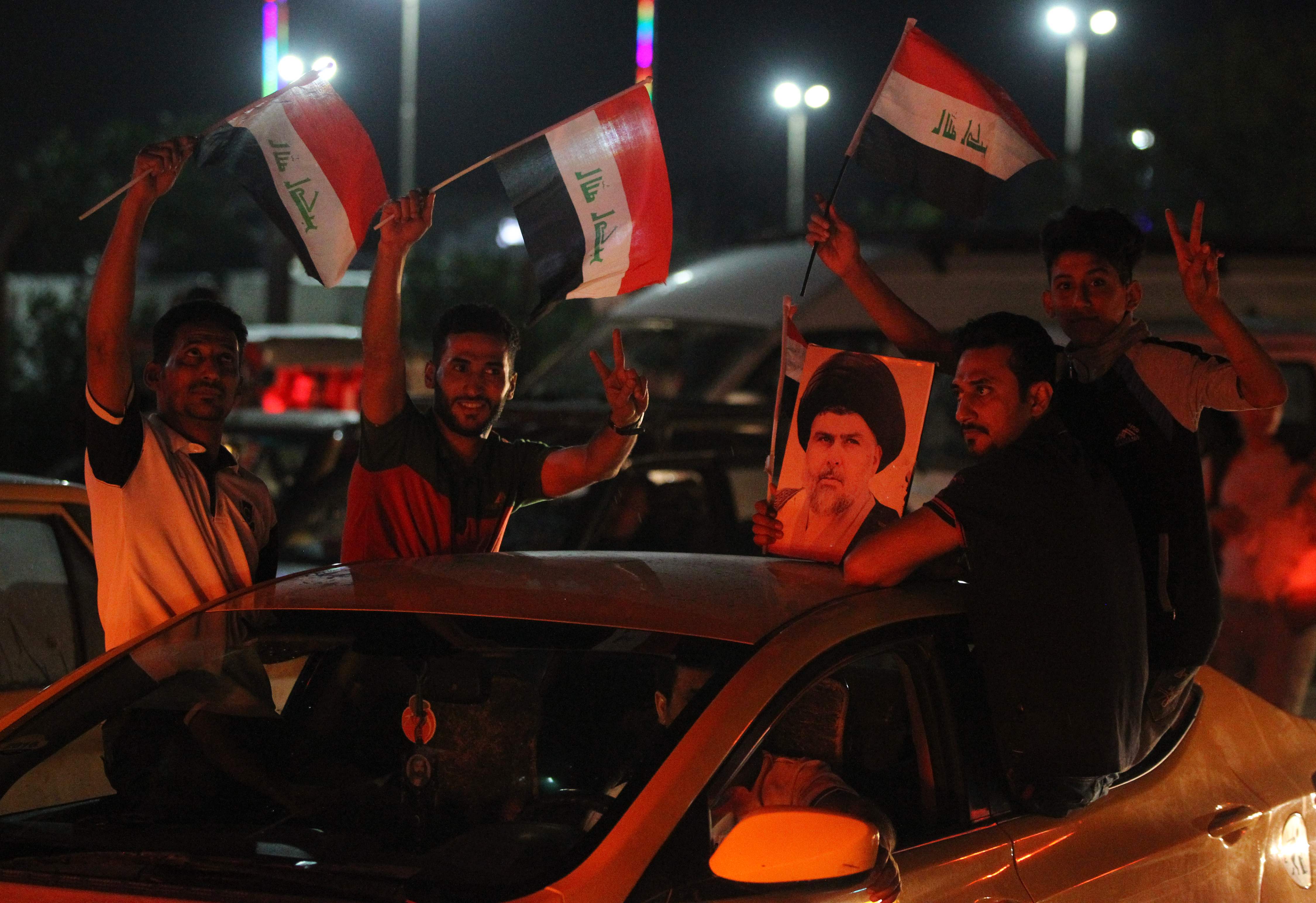 مواطنون يحتفلون بفوز حزب مقتدى الصدر فى الانتخابات التشريعية
