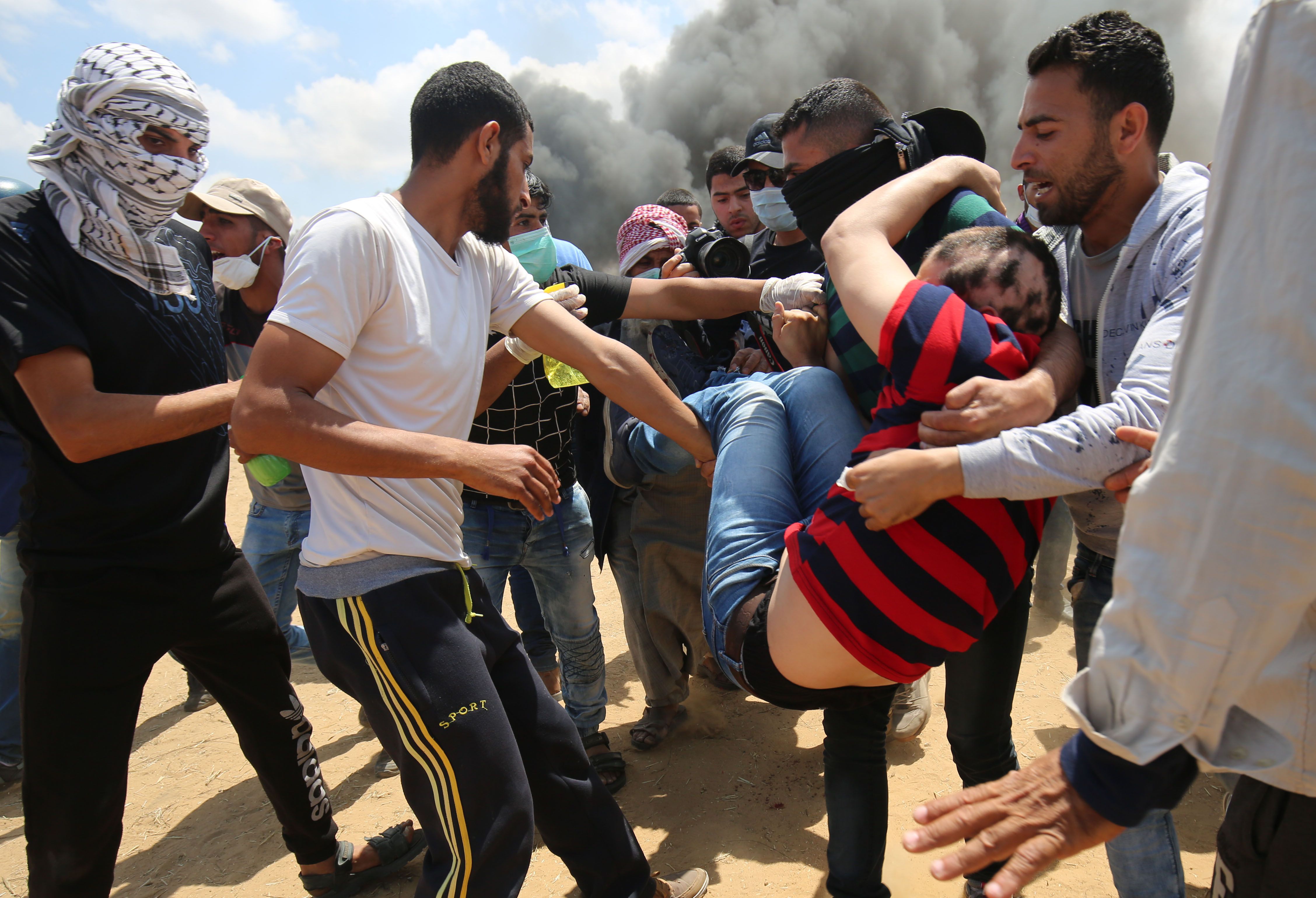نقل مصاب فلسطينى على حدود غزة