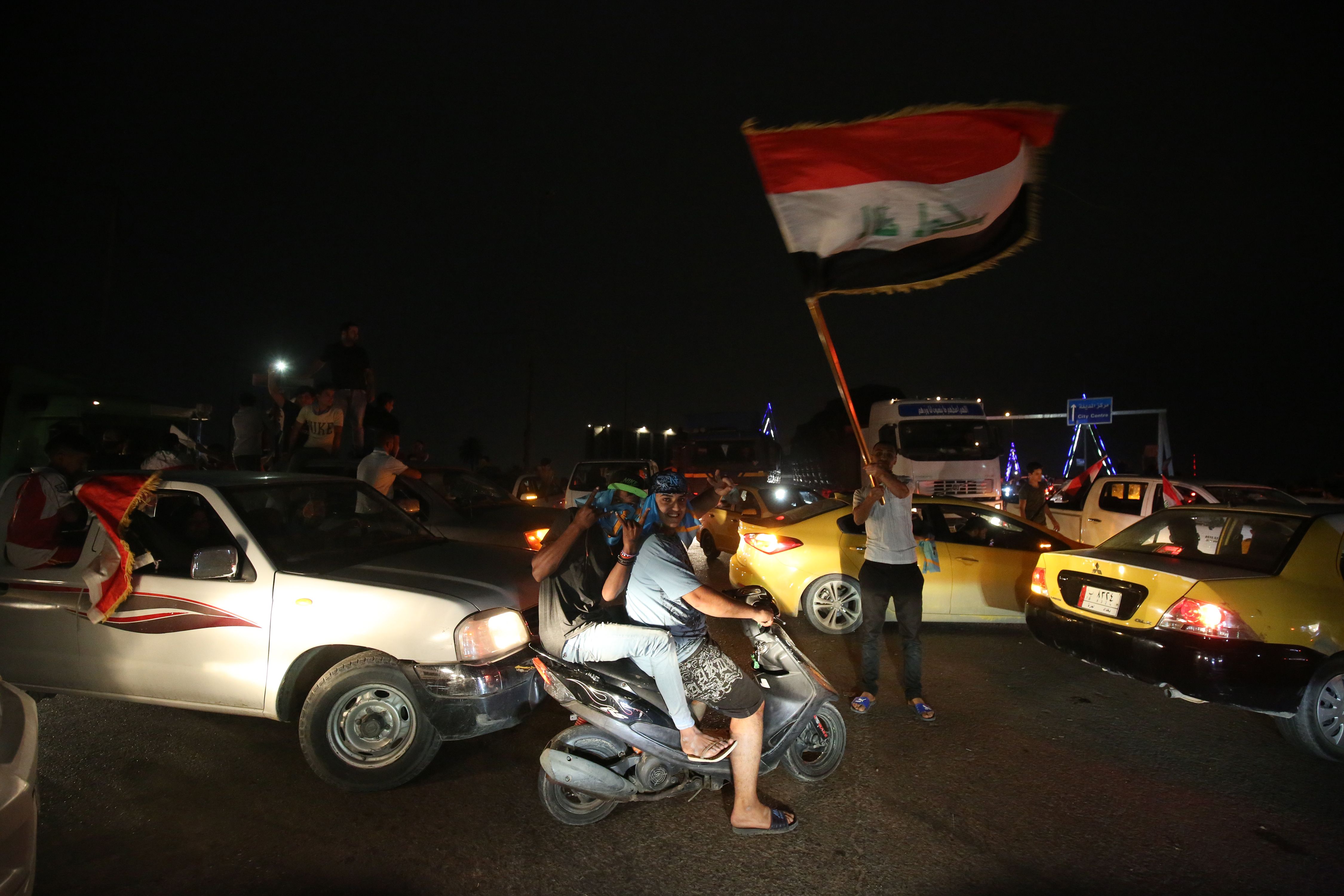 مواطنون يرفعون أعلام العراق احتفالا بنتائج الانتخابات
