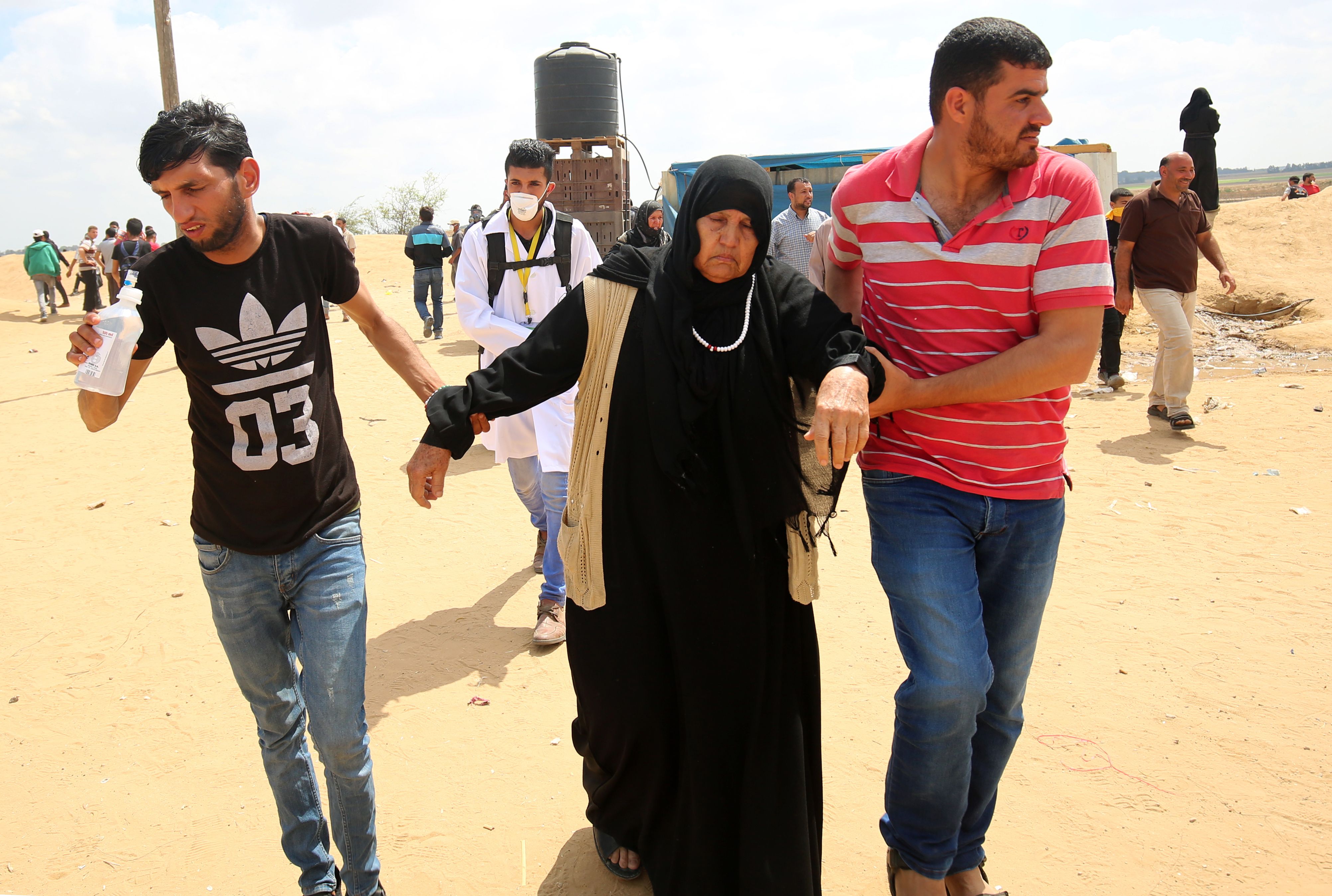 إصابة سيدة فلسطينية فى المظاهرات على حدود غزة
