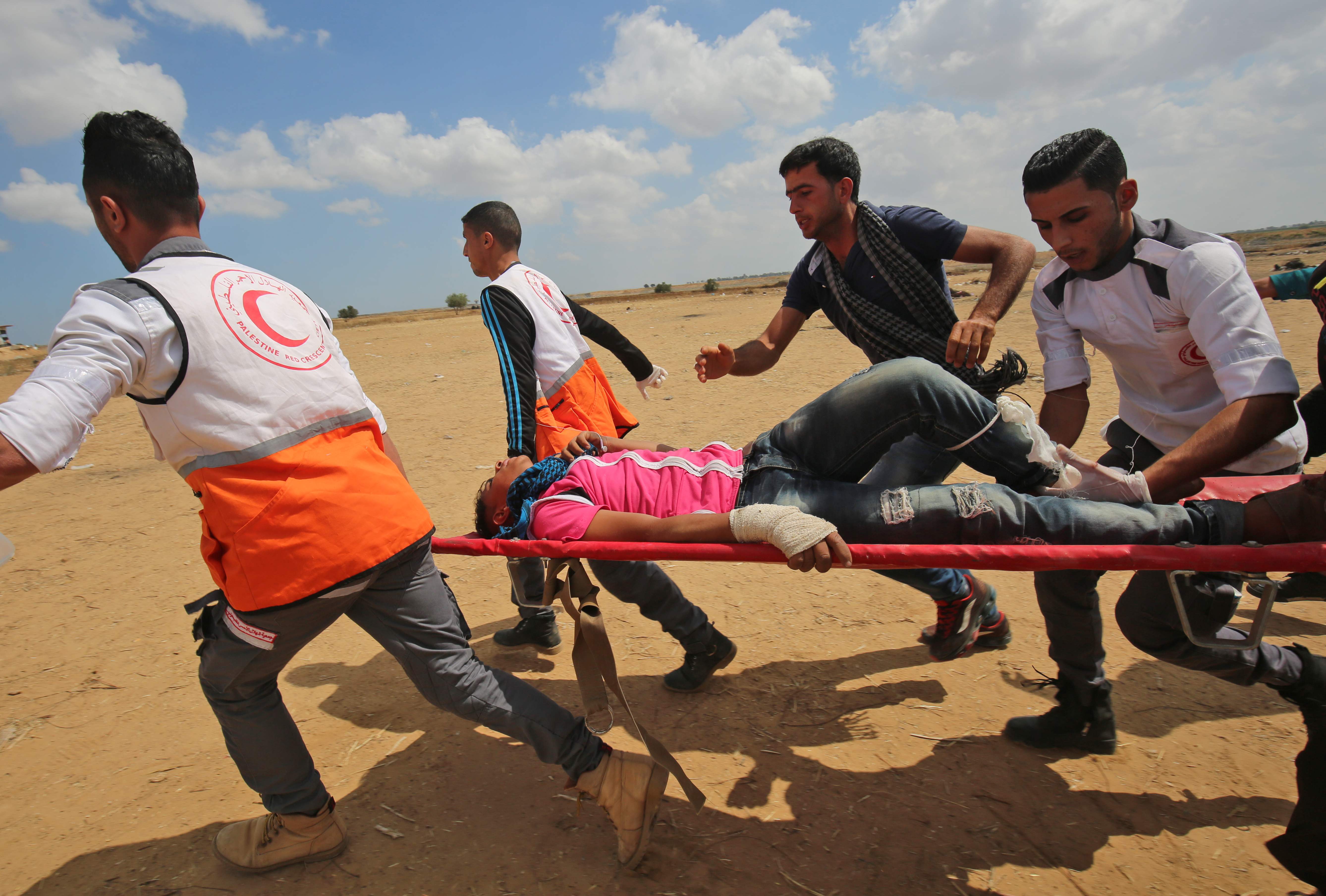 الهلال الأحمر ينقل مصاب فلسطينى فى غزة