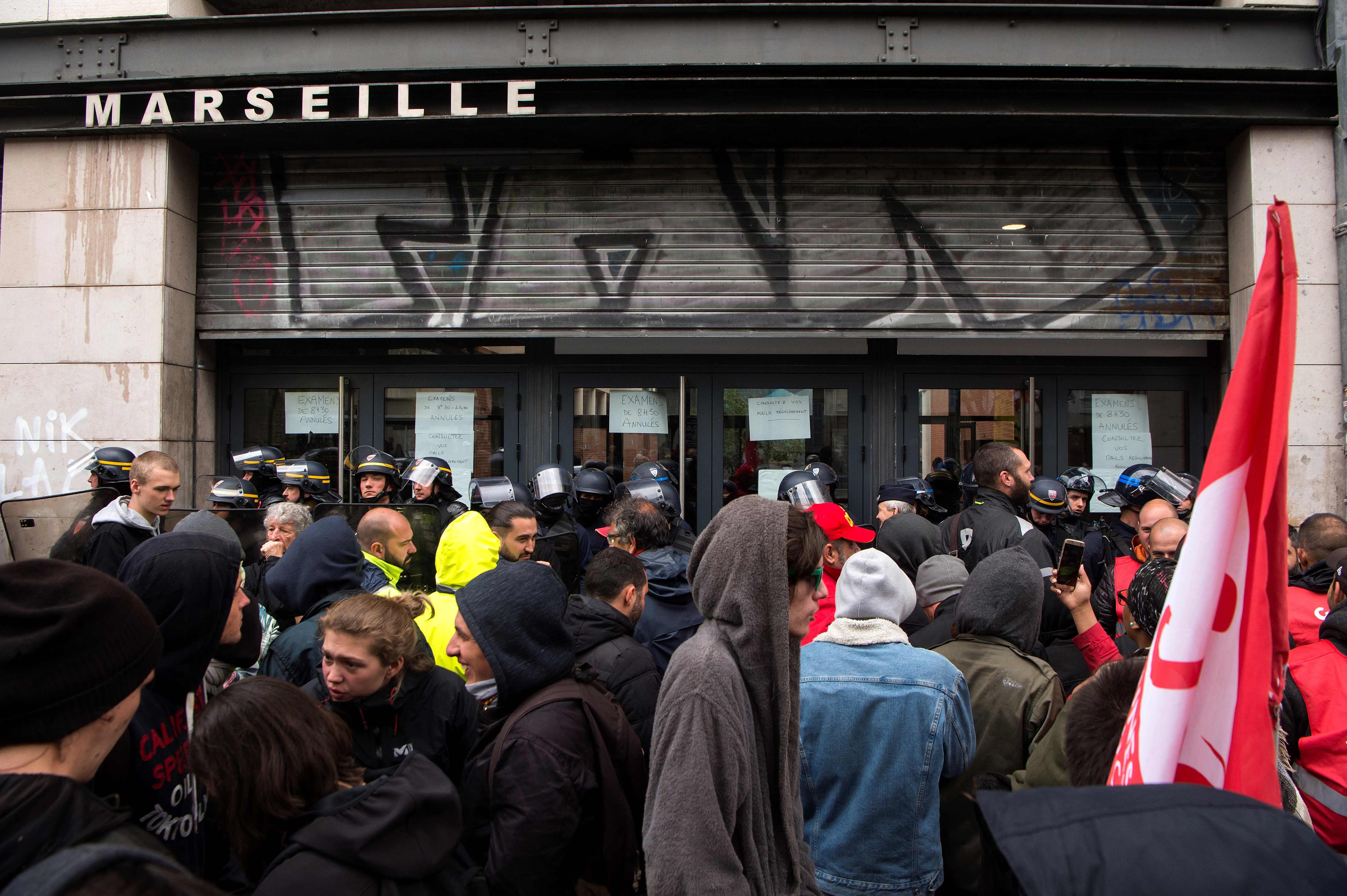 الشرطة الفرنسية تسيطر على جامعة أغلقها الطلاب فى احتجاج