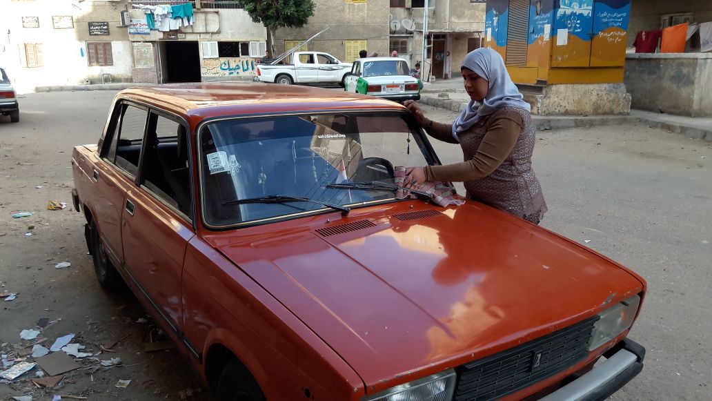 4 ام يوسف تقوم بتنظيف سيارتها
