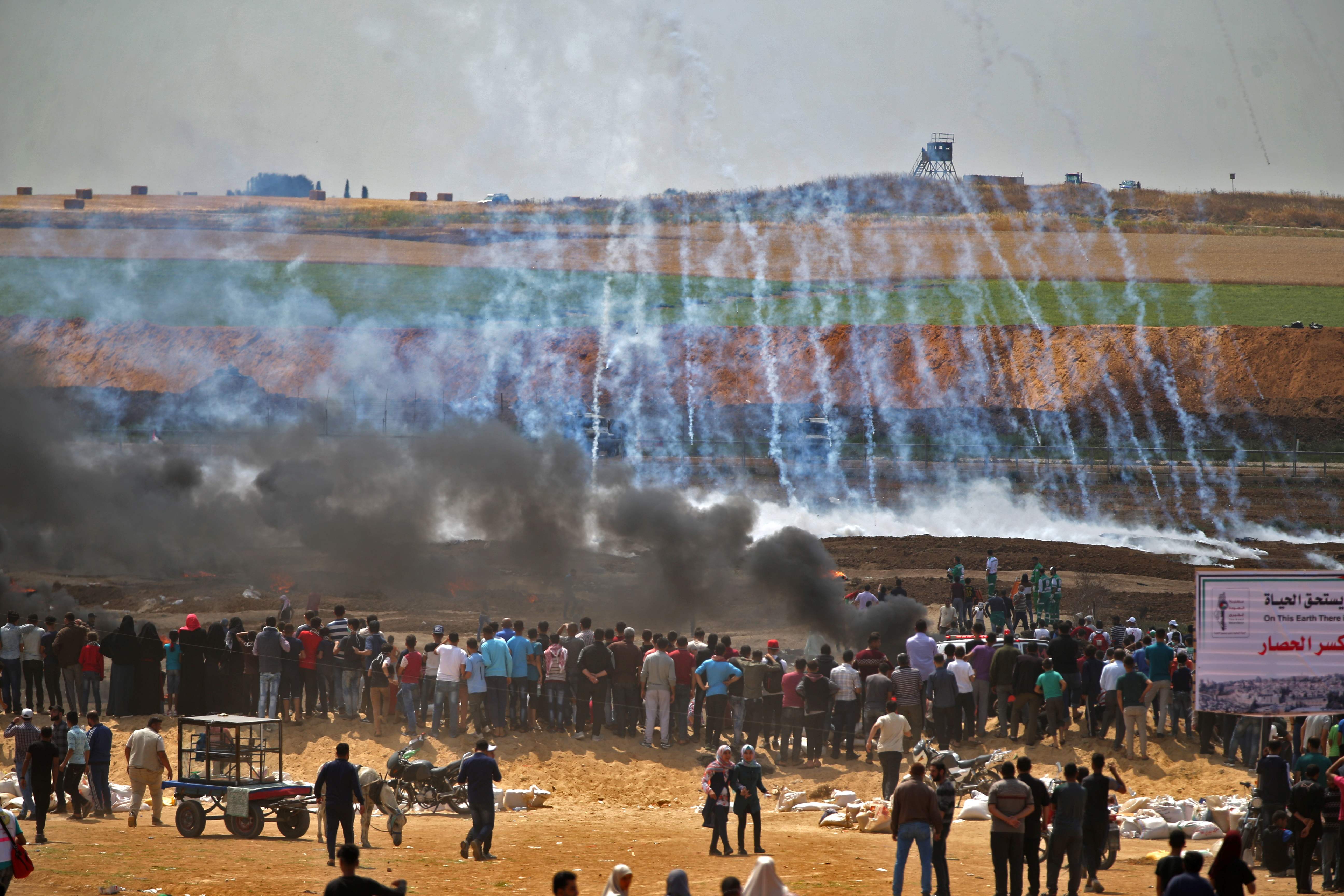 قوات الاحتلال تمطر الفلسطينيين بقنابل الغاز فى غزة