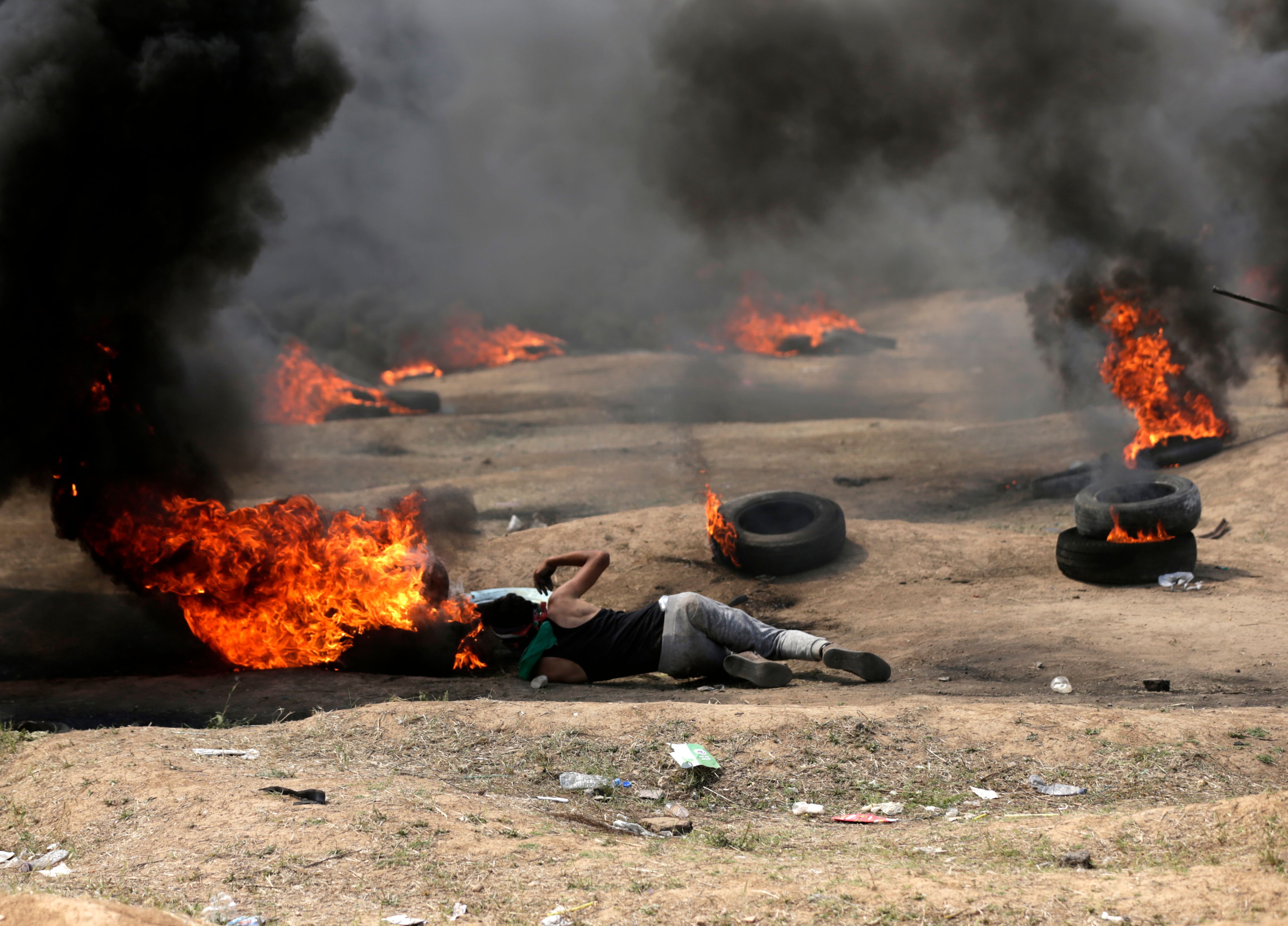 شاب فلسطينى مصاب وسط النيران فى قطاع غزة
