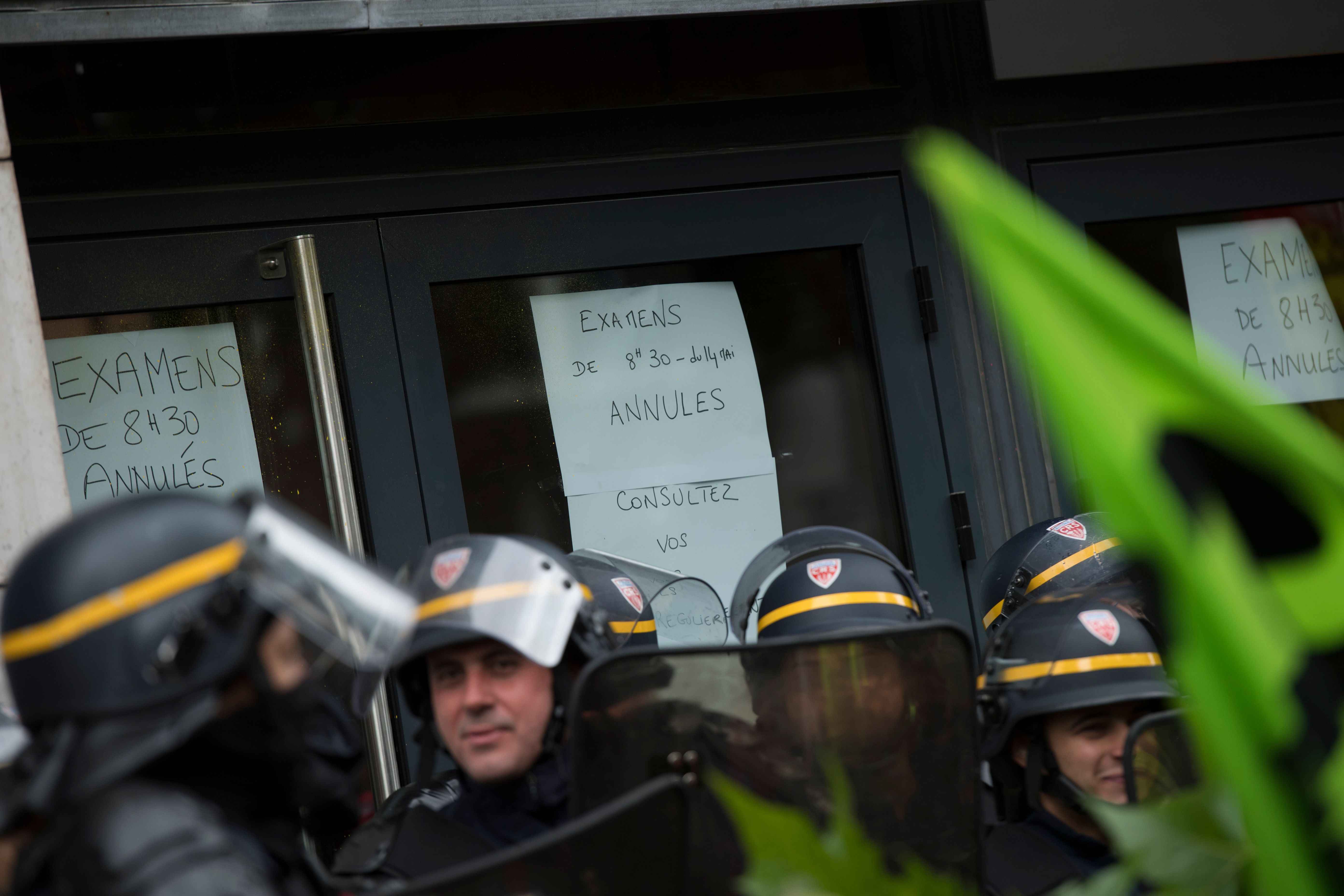 أفراد الشرطة الفرنسية يسيطرون على جامعة أغلقها طلاب