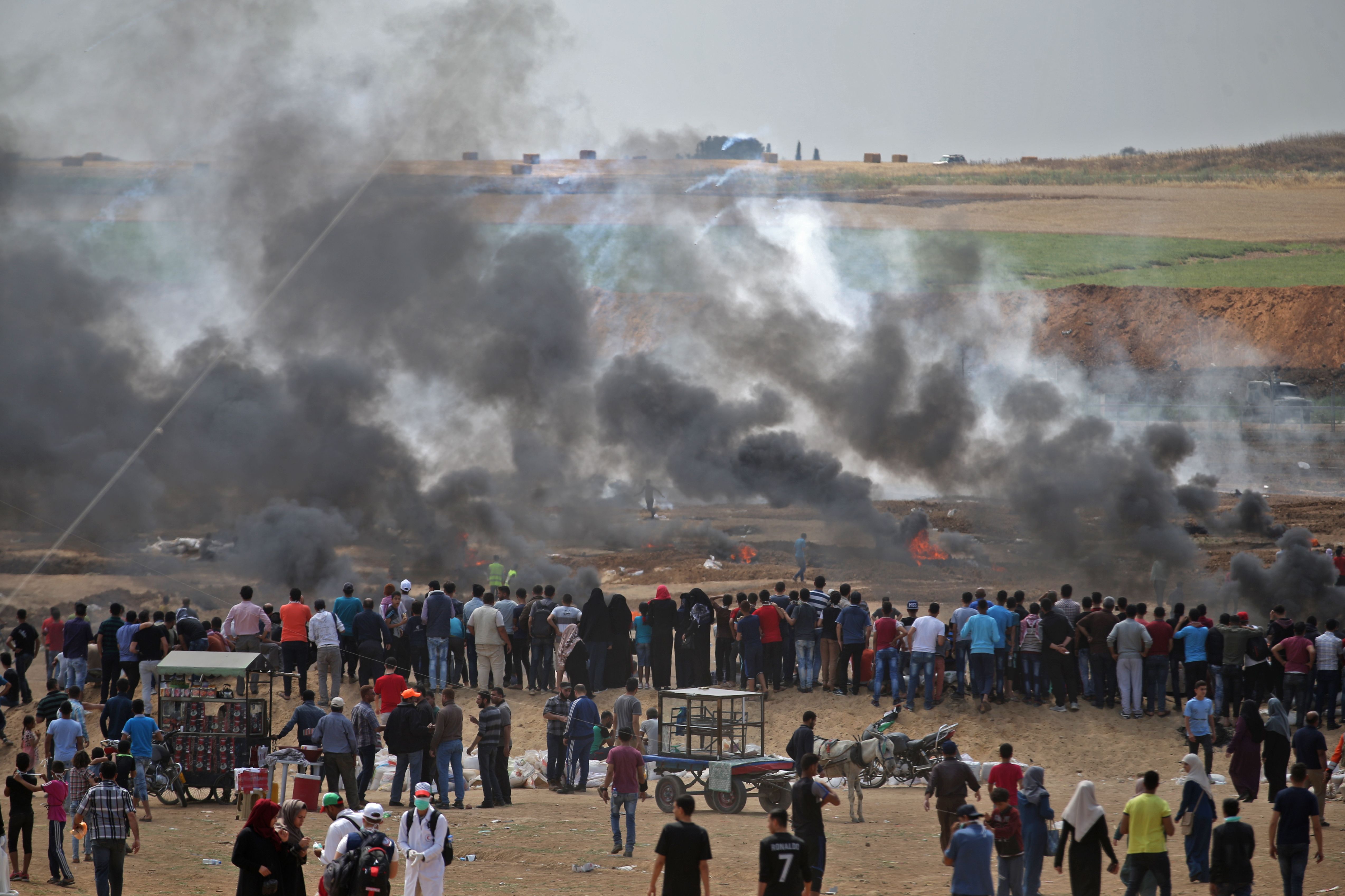 دخان كثيف يغطى سماء قطاع غزة