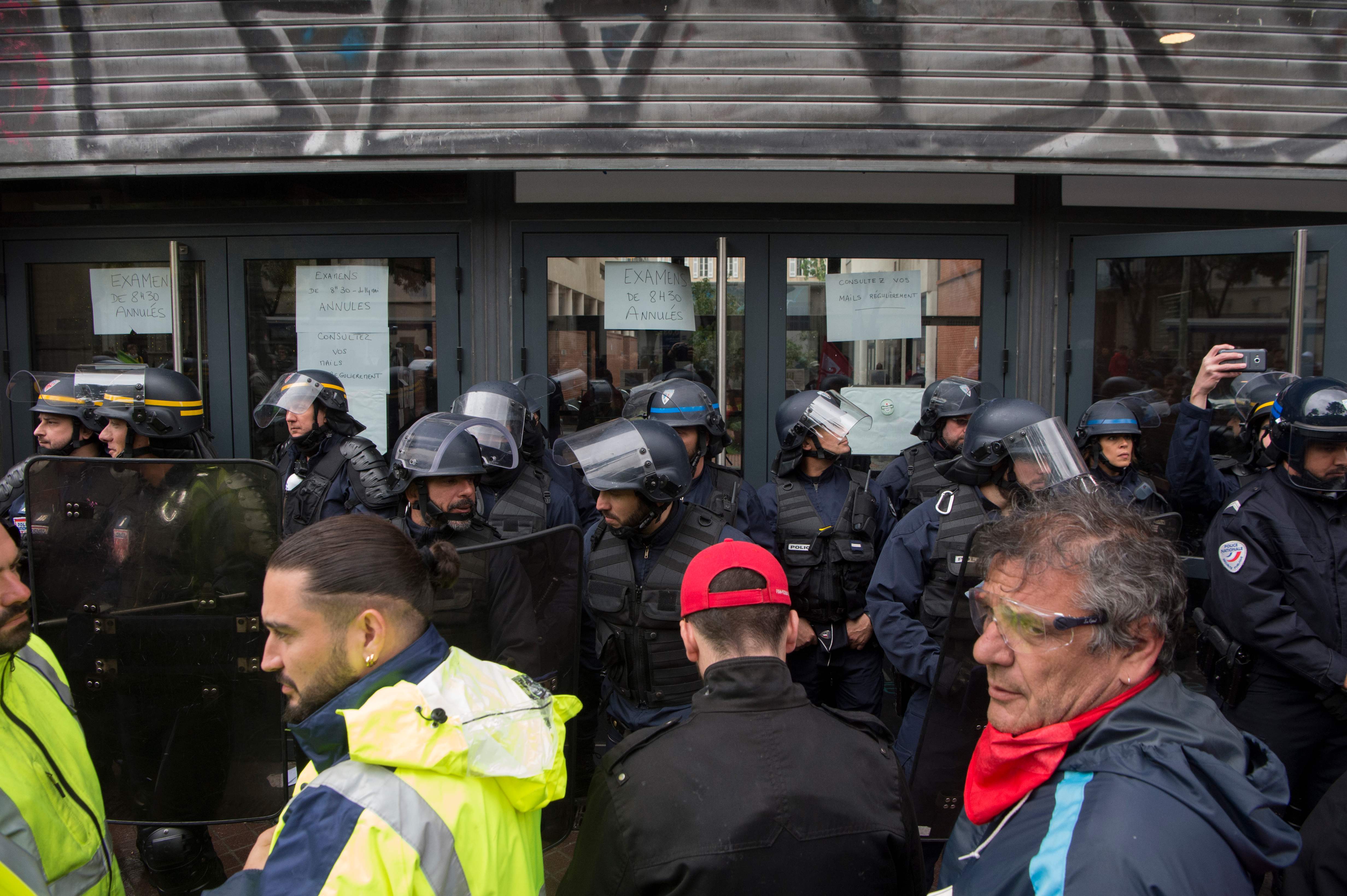 الشرطة الفرنسية تخلى جامعة جديدة أغلقها طلاب منذ أبريل الماضى