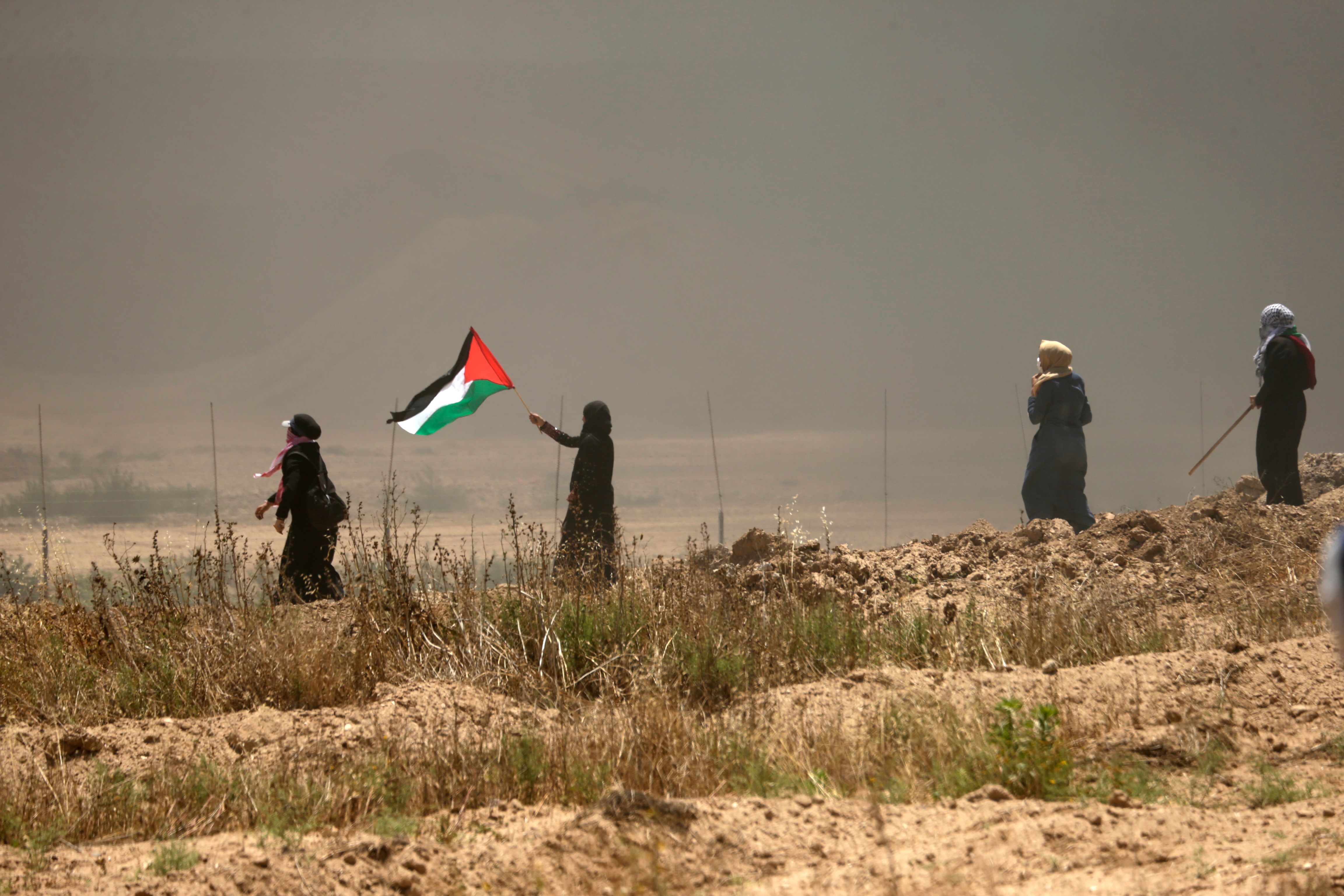 فلسطينيات يتظاهرن على حدود غزة فى مواجهة الاحتلال