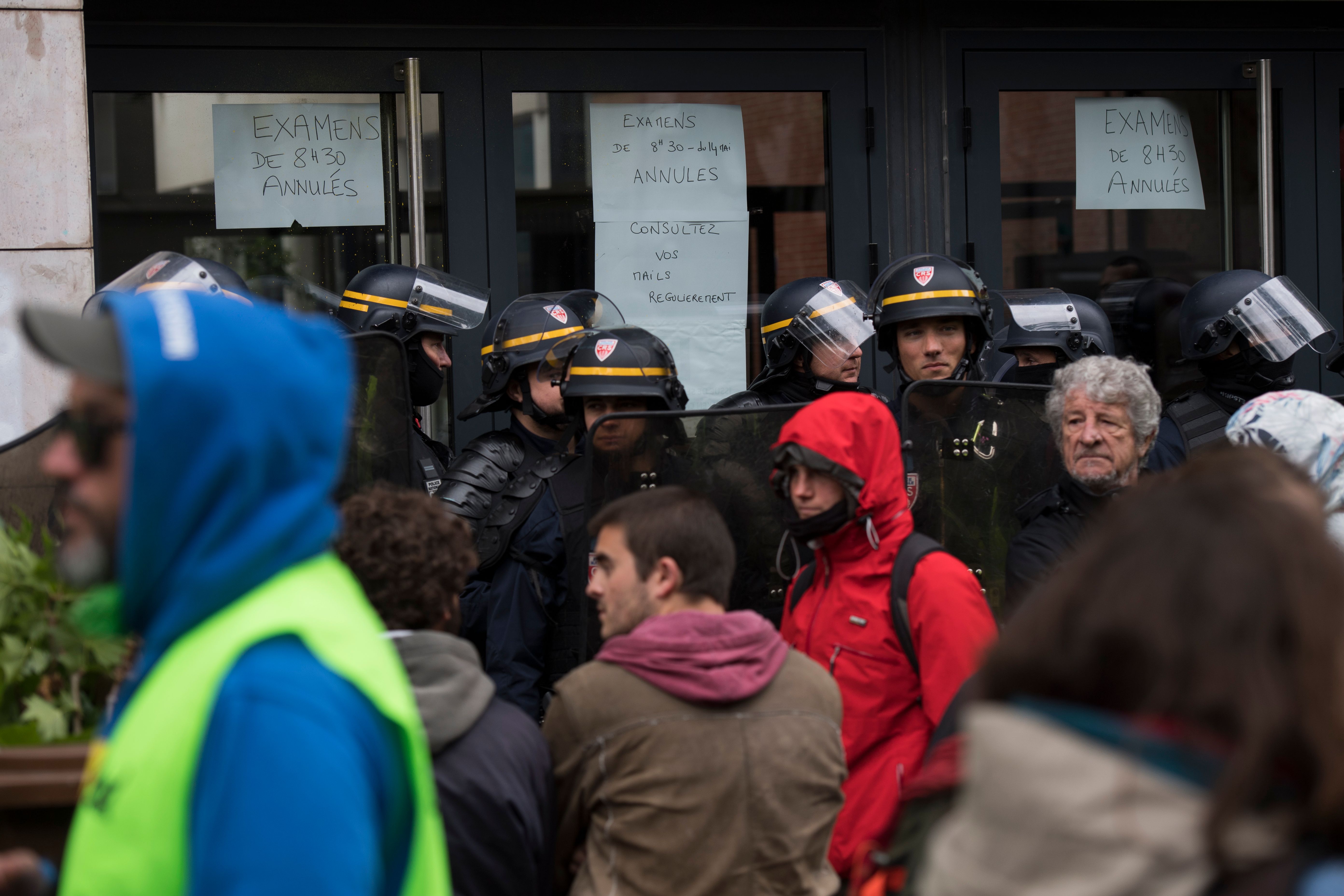 الشرطة الفرنسية تخلى جامعة من الطلاب بسبب احتجاجات