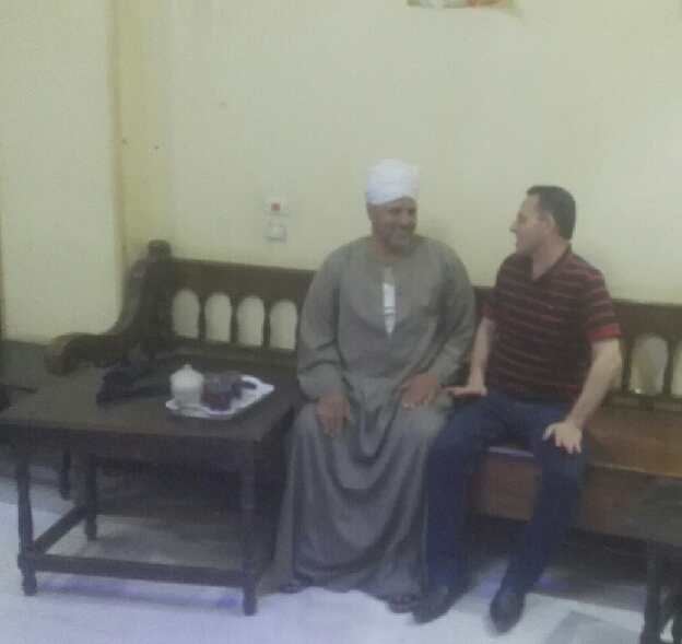 3-الزميل أيمن لطفى مع أحد المتعافين من فيروس سي 3-الزميل أيمن لطفى مع أحد المتعافين من فيروس سي