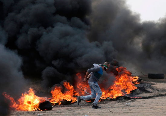 دخان كثيف فى سماء قطاع غزة خلال مظاهرات الفلسطينيين