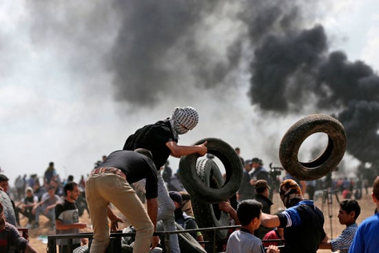 اشعال النيران فى اطارات الكاوتش على حدود غزة