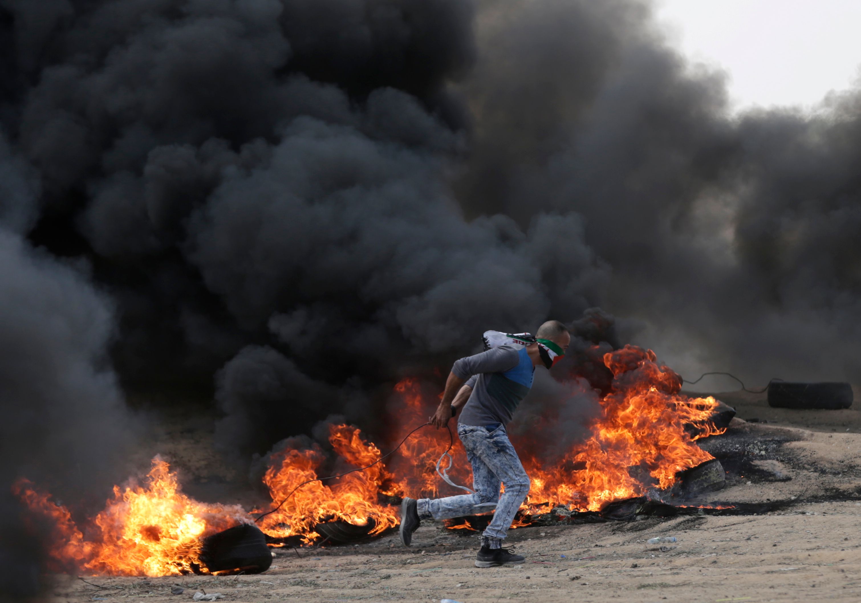 دخان كثيف فى سماء قطاع غزة خلال مظاهرات الفلسطينيين