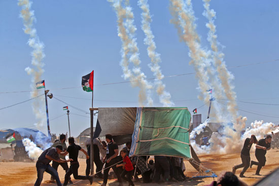 إسرائيل تمطر المتظاهرين الفلسطينيين بقنابل الغاز المسيل للدموع