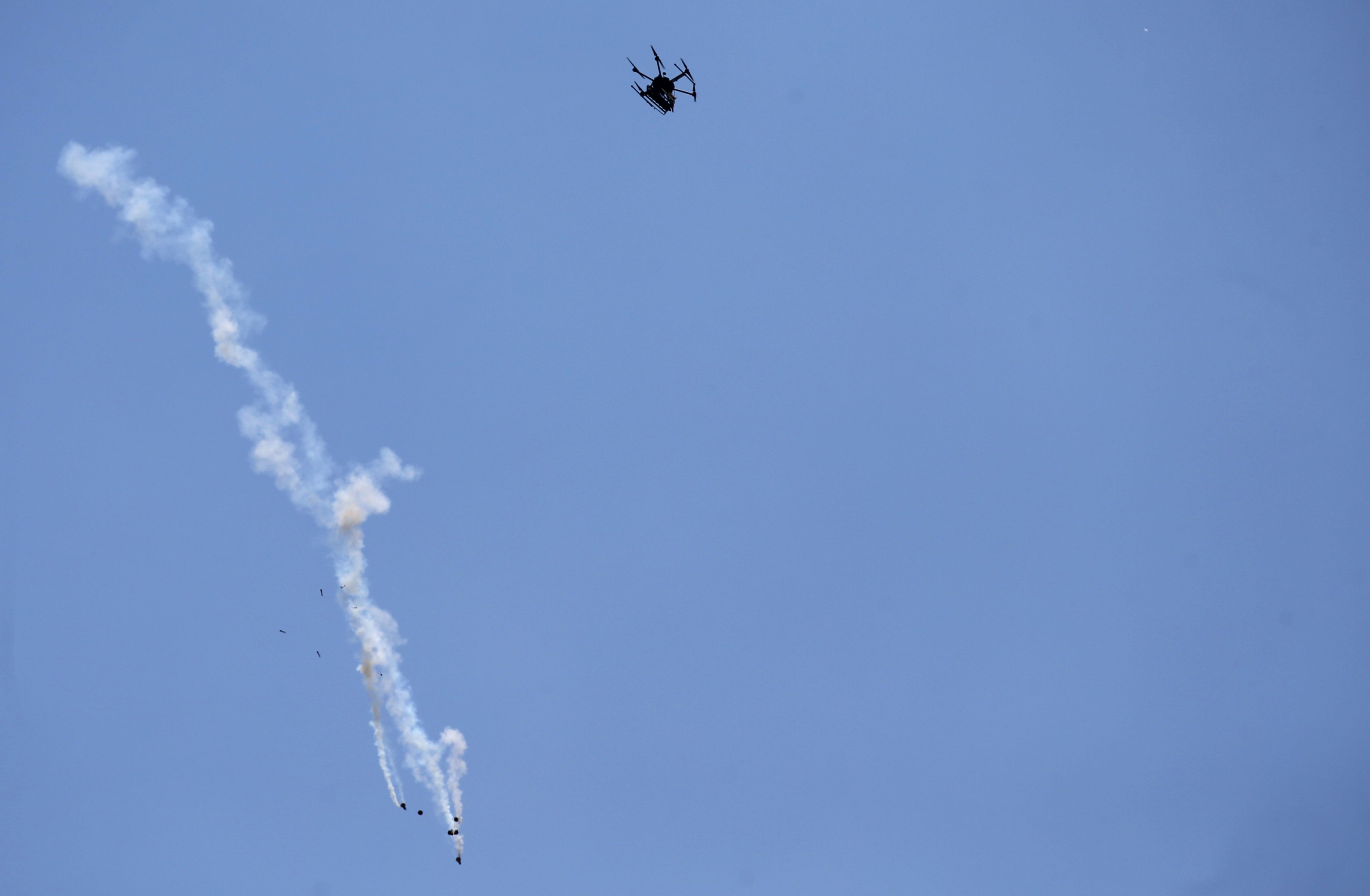 طائرة إسرائيلية تطلق القنابل على متظاهرين فلسطينيين