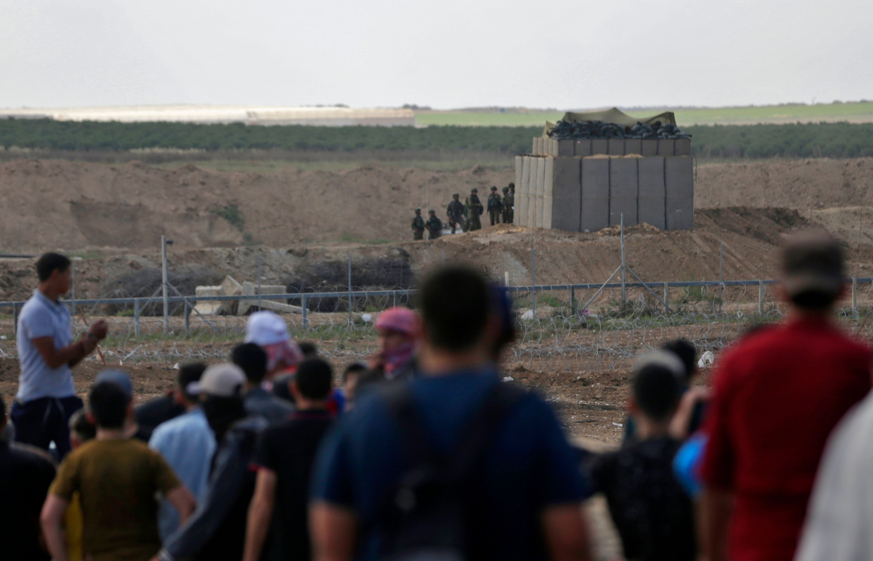 قوات الاحتلال تواجه الفلسطينيين على حدود غزة