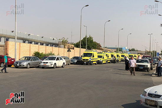 سيارة إسعاف تصل مطار القاهرة لنقل رفات الأقباط (2)