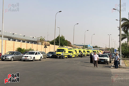 سيارة إسعاف تصل مطار القاهرة لنقل رفات الأقباط (1)