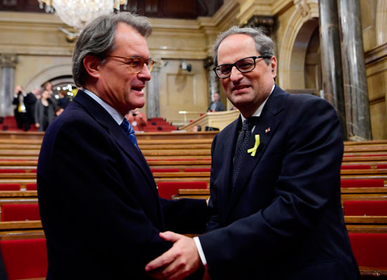 رئيس إقليم كتالونيا الجديد يصافح نواب البرلمان