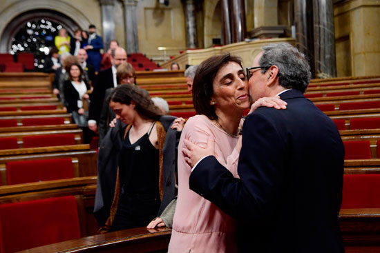 نائبة تهنئ رئيس إقليم كتالونيا الجديد بانتخابه