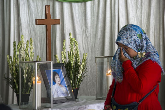 صور-تابين-ضحايا-الهجمات-الإرهابية-بإندونيسيا-وحملات-أمنية-للشرطة-(8)
