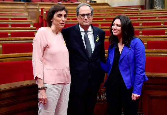 صورة تذكارية لرئيس إقليم كتالونيا الجديد مع نائبات بالبرلمان