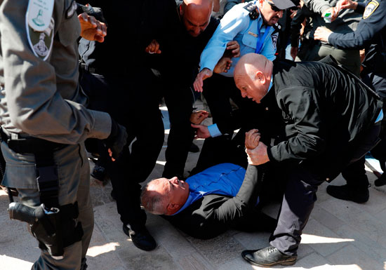 شرطة الاحتلال تعتدى على متظاهرين فلسطينيين فى القدس