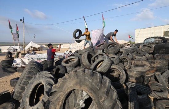 عشرات اطارات الكاوتش لدى الفلسطينيين قبل المظاهرات