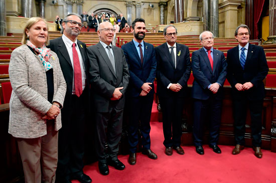 صورة تذكارية لرئيس إقليم كتالونيا الجديد داخل البرلمان