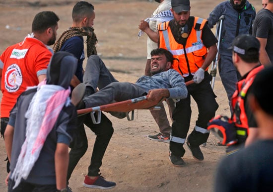 الإسعاف تنقل مصاب فلسطينى برصاص الاحتلال فى غزة