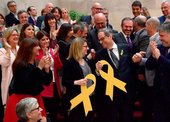 رئيس إقليم كتالونيا الجديد يتلقى التهنئة من نواب البرلمان