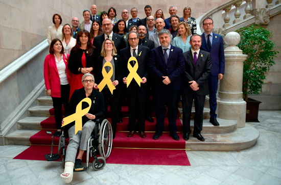 صورة تذكارية لرئيس إقليم كتالونيا الجديد مع نواب البرلمان