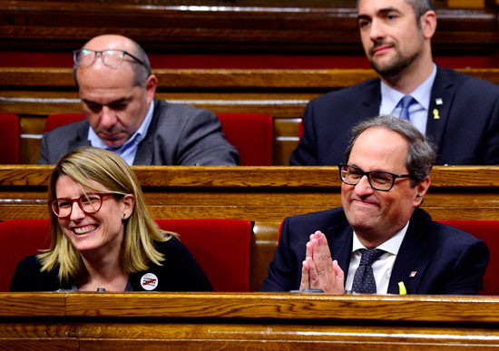 رئيس إقليم كتالونيا الجديد يصفق عقب انتخابه