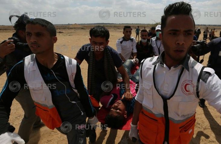 نقل مصاب فلسطينى فى المظاهرات على حدود غزة