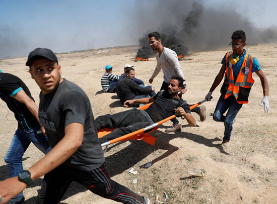 الإسعاف تنقل مصاب فلسطينى على حدود غزة