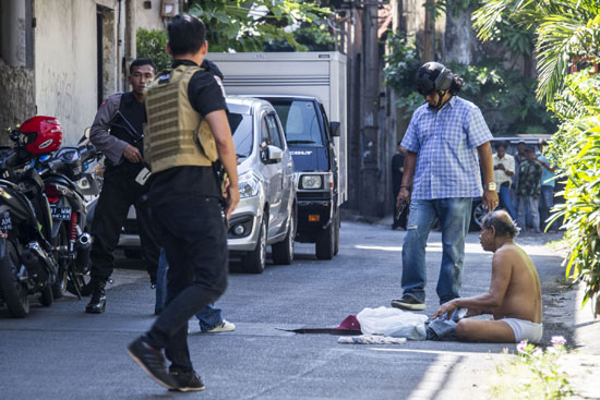 صور-تابين-ضحايا-الهجمات-الإرهابية-بإندونيسيا-وحملات-أمنية-للشرطة-(5)