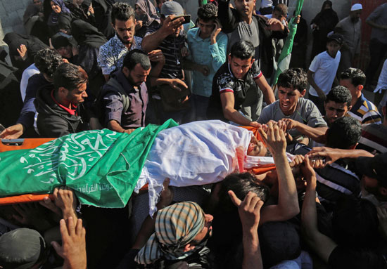فلسطينيون يشيعون الجثمان 
