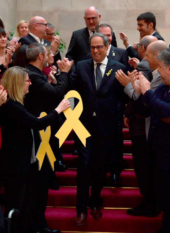 نواب البرلمان الكتالونى يحتفون برئيس إقليم كتالونيا الجديد
