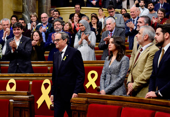 تصفيق فى البرلمان الكتالونى عقب انتخاب رئيس جديد للإقليم