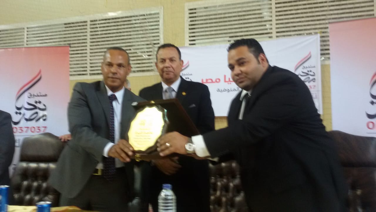  رئيس مجلس إدارة جمعية الهلال الأحمر يسلم درع الجمعية لمسئول تحيا مصر