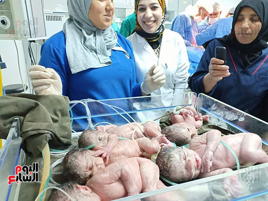 جانب من التوائم وغرحة الاطباء وطافقم التمريض جانب من التوائم وغرحة الاطباء وطافقم التمريض